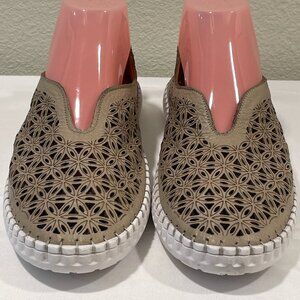 BUENO "Daisy" Sport Shoe Slip On Leather Flats Lasercut Floral Tan Women 10.5/41